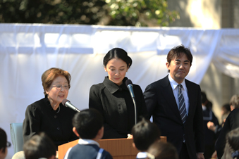 海老名香葉子さんと国分佐智子さん・林家三平さんご夫妻